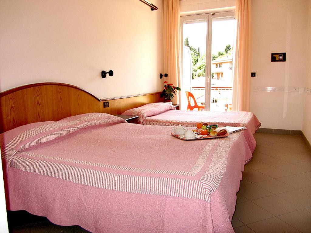 Hotel Adler Alassio Quarto foto